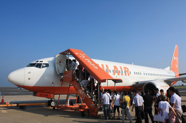 Hành khách lên máy bay hãng Jeju Air